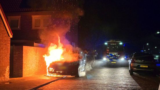 Brand verwoest auto, vermoeden van brandstichting