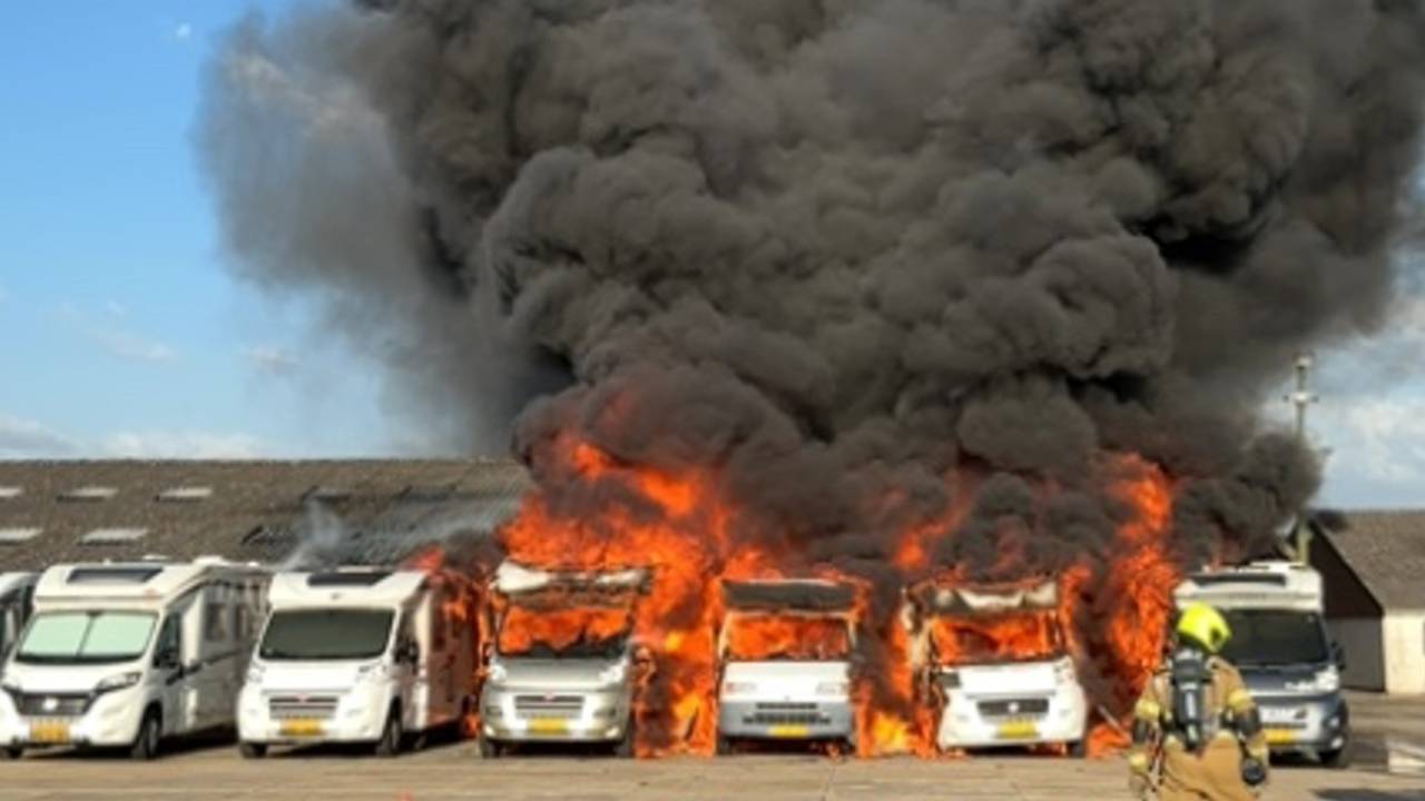 Acht campers gaan in vlammen op bij grote brand in Almkerk