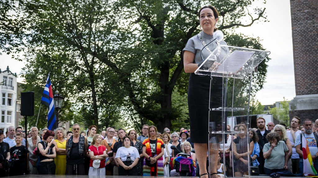 Amsterdam staat stil bij de Pride-aanslag in Berlijn, duizenden mensen bij Homomonument