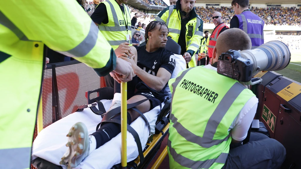 Oranje-international Simons per brancard van veld met ogenschijnlijk zware blessure