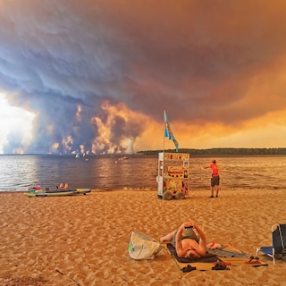 Donkere rookwolken boven de camping: ‘De tent hebben we moeten achterlaten’