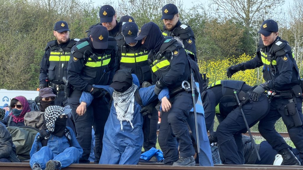 Politie grijpt in bij activisten op Betuwespoorlijn, vijftien arrestanten
