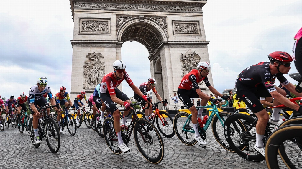 Slotetappe Tour de France ingekort, hulpdiensten nodig bij bosbranden