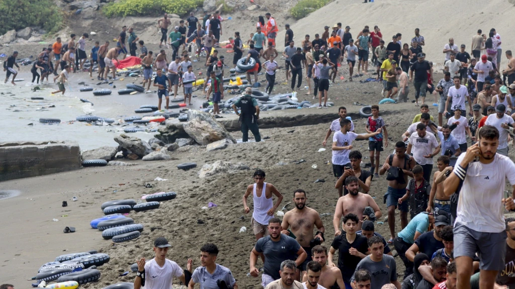 Duizenden migranten bereiken Spaanse Ceuta, leger stuurt zestig militairen
