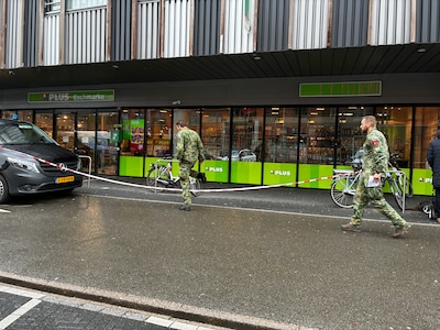 Explosief lag al dagen in schap van supermarkt in Enschede, beelden tonen hoe verdachte bom neerlegt
