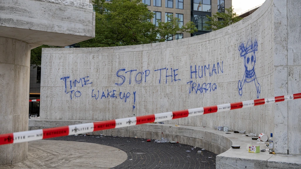 Monument op de Dam in Amsterdam beklad, twee mannen opgepakt