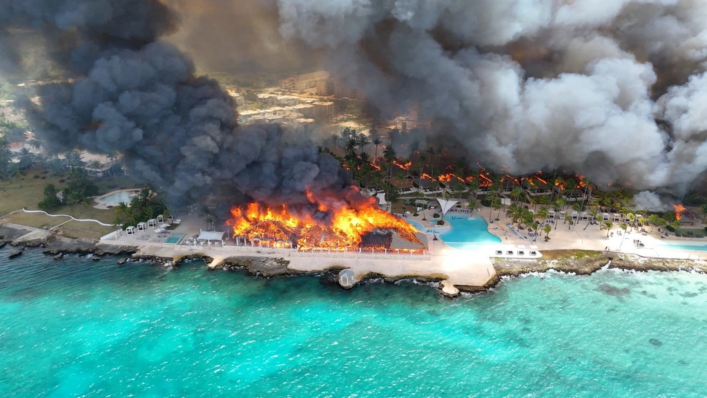 Grote brand verwoest luxe Dominicaans vakantieoord, 1700 toeristen geëvacueerd