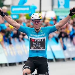 Teruggekeerde Wout van Aert ontsnapt aan val en voltooit hattrick in Denemarken