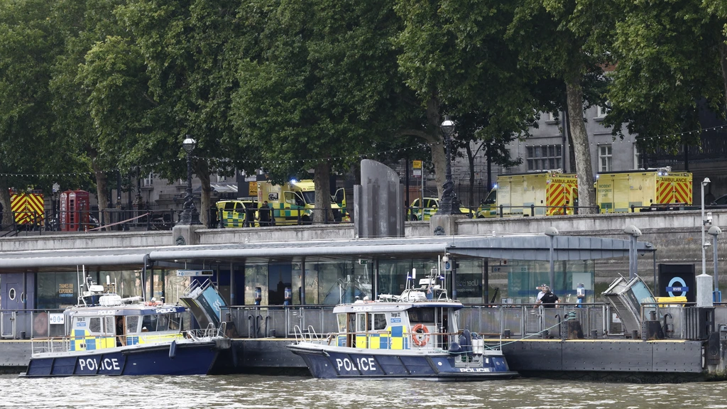 Politieboot vaart tegen Westminster Bridge in Londen, vijf agenten gewond