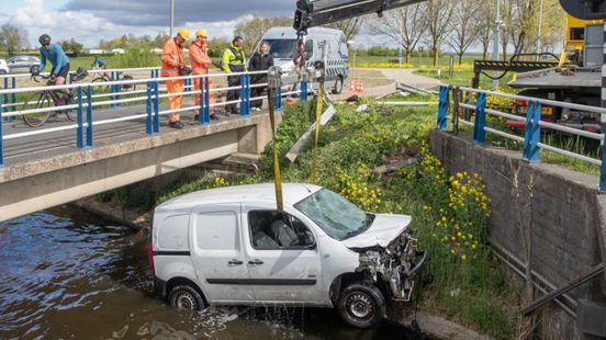 Auto rijdt de Eem in