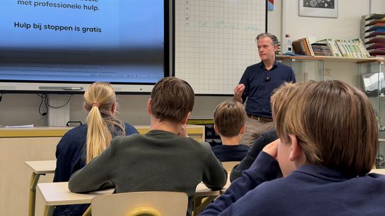 In de brugklas wijst deze arts op de gevaren van vapen: 'Ze gaan op jullie af, met TikTok'