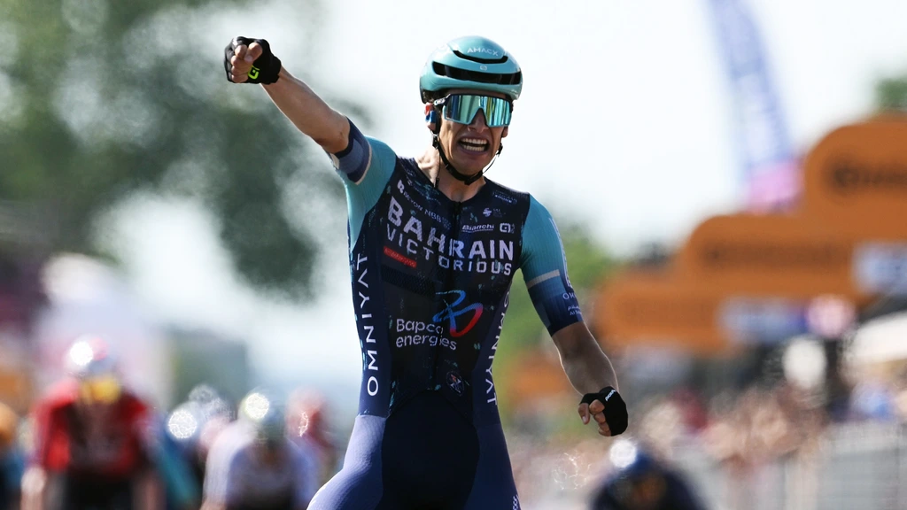 Belg Segaert troeft sprinters af met late aanval en wint twaalfde etappe in Giro