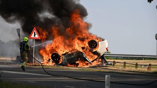 Auto met vier inzittenden slaat over de kop en vliegt in brand