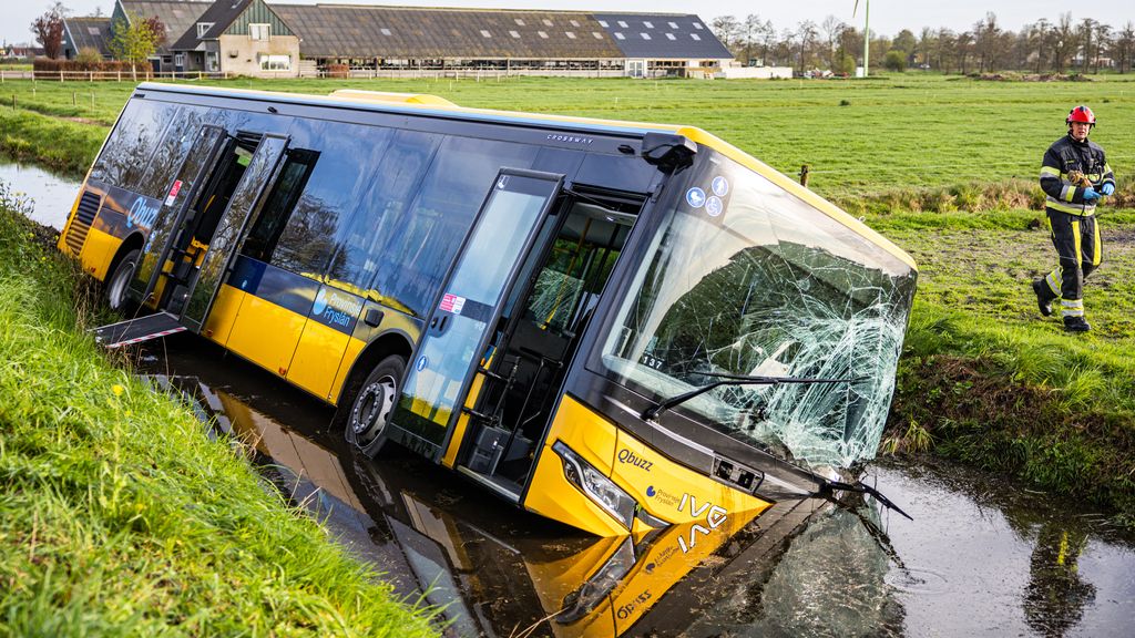 Lijnbus rijdt in sloot bij Friese Terherne, twee mensen naar ziekenhuis