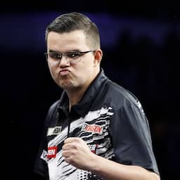 Van Veen doet goede zaken voor play-offs Premier League met zege op Rock