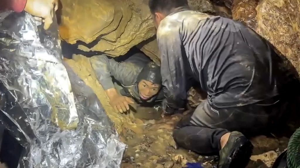 Vijf goudzoekers die vastzaten in een grot in Laos zijn gered