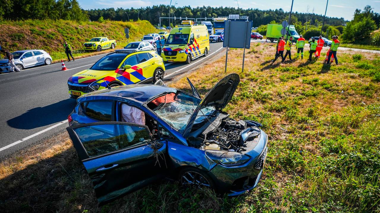 Auto slaat over de kop, telefoon van bestuurder belt zelf naar 112