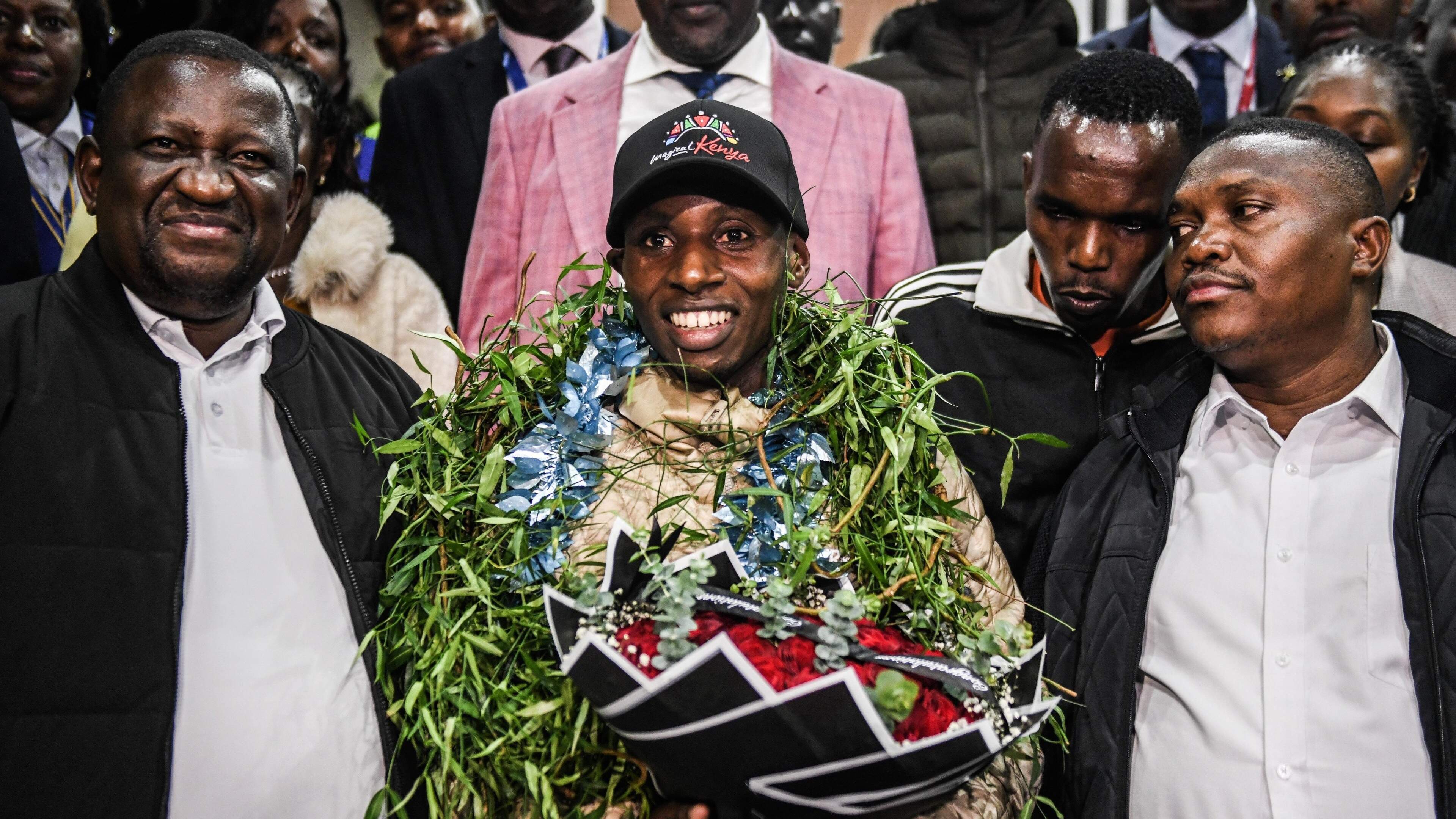 Sebastian Sawe krijgt heldenonthaal in Kenia na historisch marathonrecord: ’Je hebt de wereld geïnspireerd’