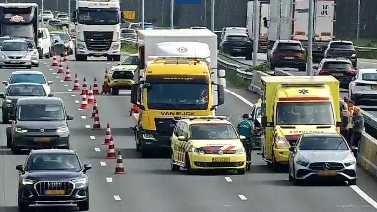 File door ongeluk op de A2, ook rommel op de weg