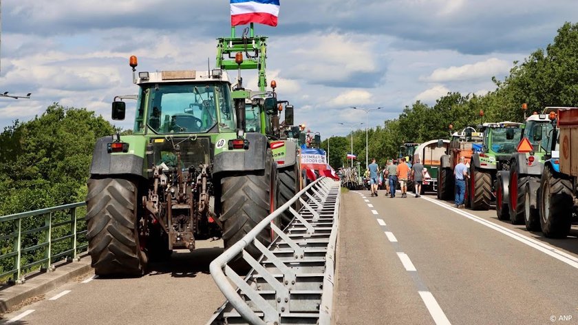 Actie met 150 trekkers in Deurningen, dicht bij oprit A1