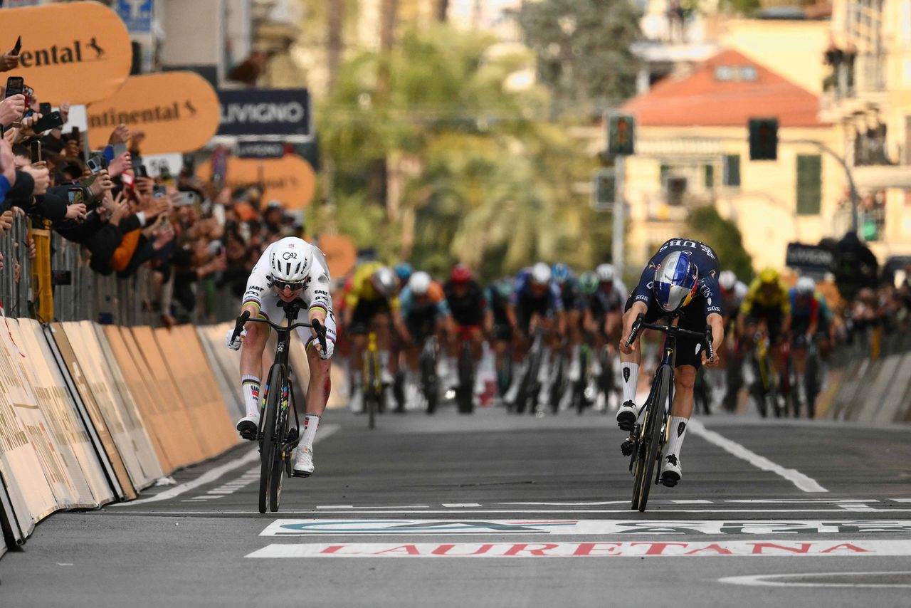 Na een zenuwslopende finale heeft Tadej Pogacar waar hij lang naar smachtte: winst in Milaan-Sanremo