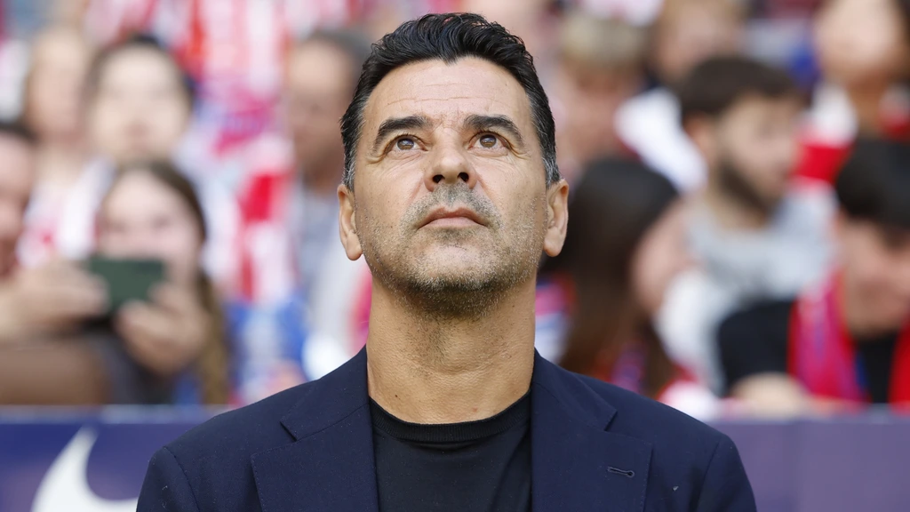 Ajax bevestigt Míchel als nieuwe trainer, contract voor twee jaar