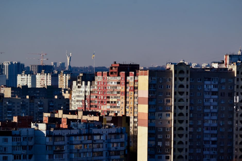 Russische aanval op Kyiv kost zeventien mensen het leven