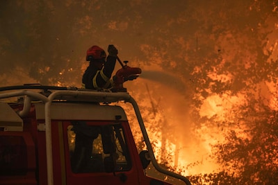 LIVE Natuurbranden | Bosbrand bij Bordeaux ‘een van de grootste in Frankrijk in bijna honderd jaar’, 250.000 mensen op de vlucht in Zuid-Europa