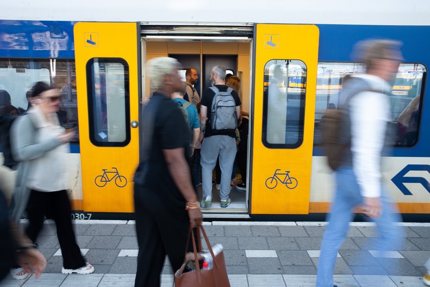 In de trein naar Amsterdam blijft de tas voorlopig op de stoel liggen. ‘Deze regel lijkt me symbolisch’