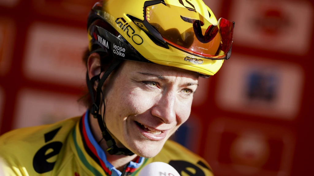 Vos verlaat Vuelta Femenina met gebroken sleutelbeen na val in openingsrit