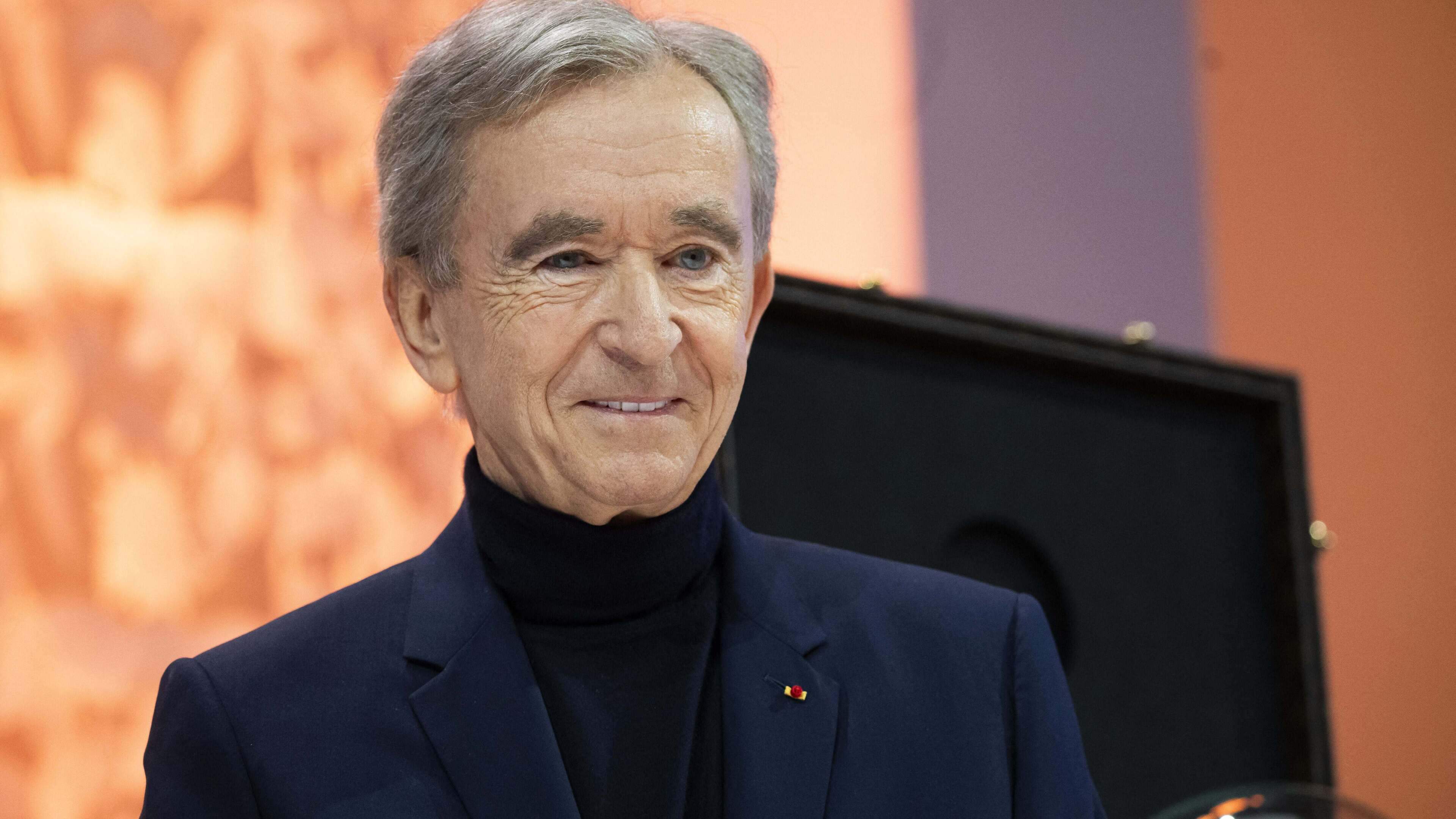 Topman LVMH opent X-account om zich te verweren tegen ’kwaliteitskrant’ Le Monde