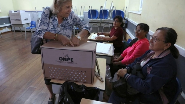 Aantal stembureaus in Peru maandag opnieuw open na vertragingen
