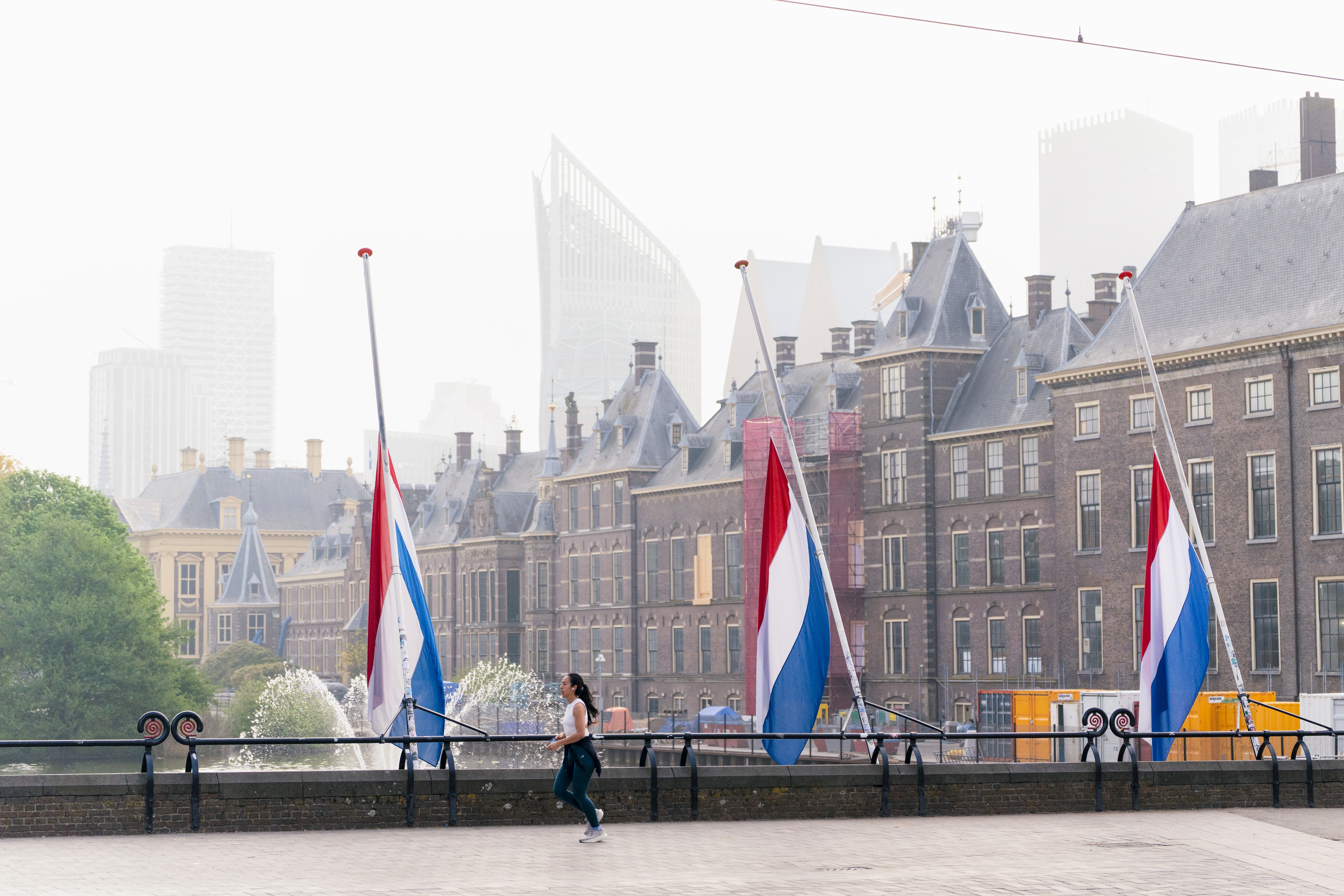 KNMI: code geel voor flinke buien tijdens dodenherdenking
