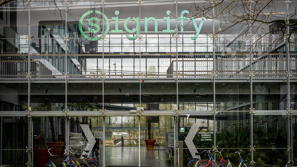 Signify ziet omzet en winst dalen door zwakke Europese markt, houdt vast aan jaardoelen