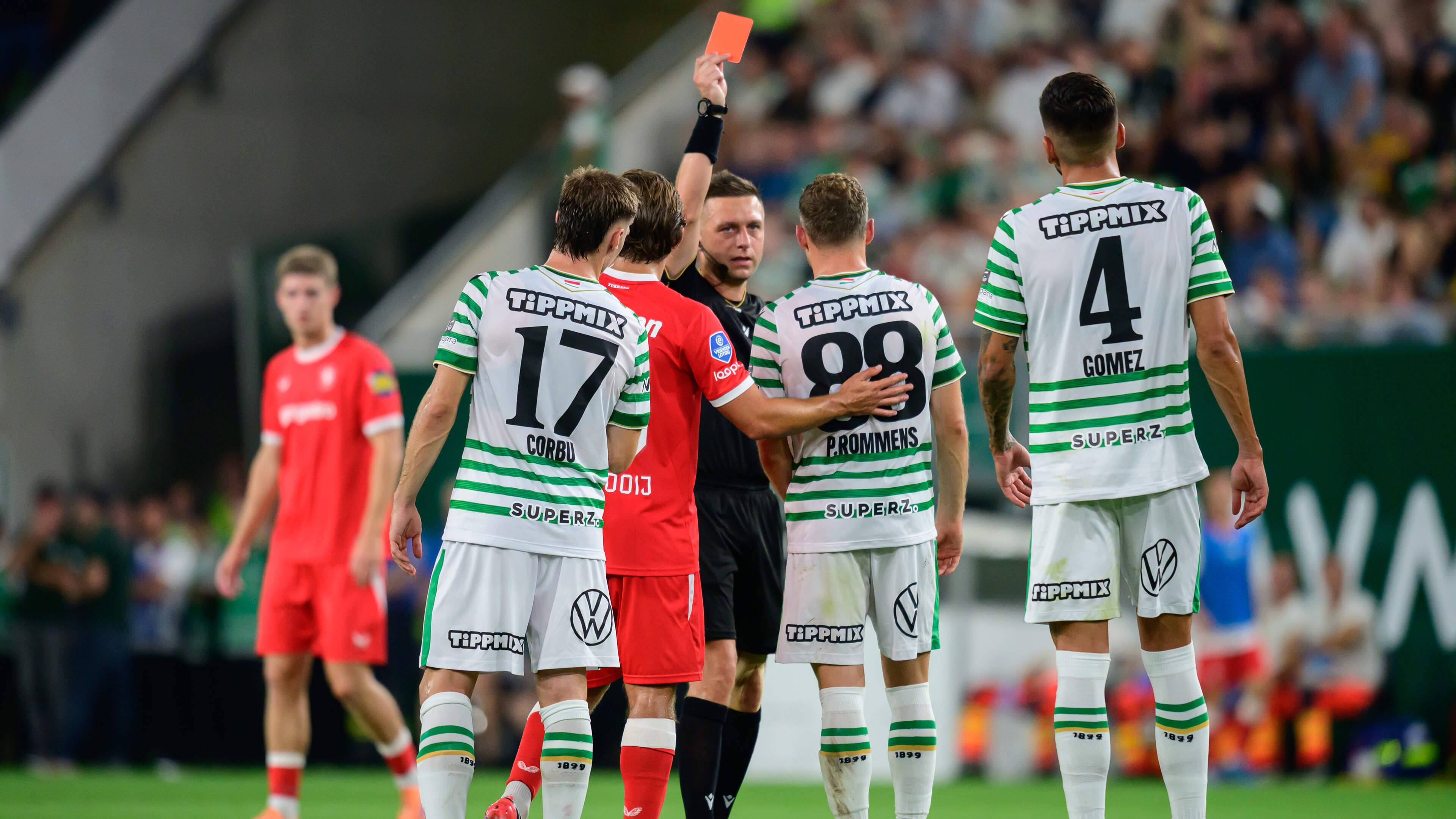 FC Twente ondanks gelijkspel uitgeschakeld in Europa League door tiental Ferencváros, nu verder in Conference League