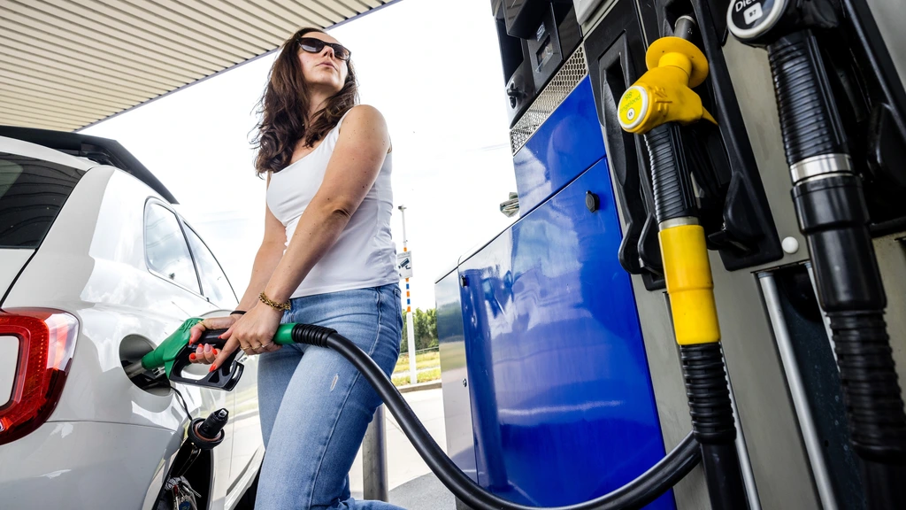 Leven weer wat duurder, vooral door prijs aan de pomp