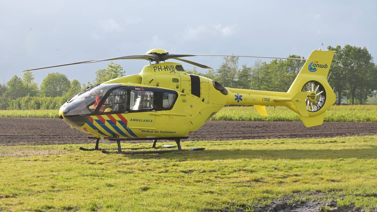 Vrouw rijdt tegen boom met auto, traumahelikopter opgeroepen