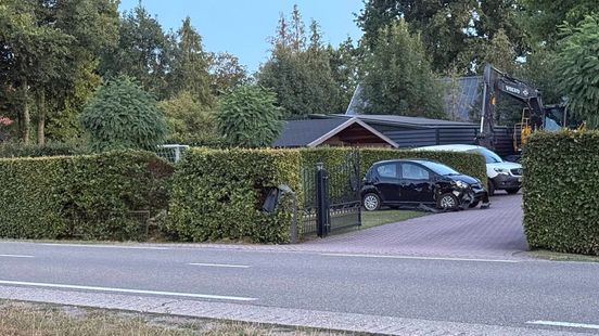 Minderjarige bestuurder onder invloed belandt met auto op de kop in tuin