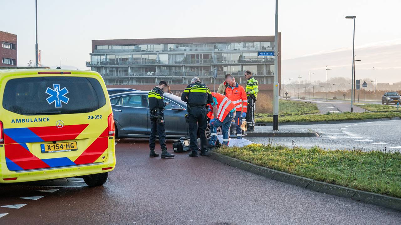 Fietser gewond bij botsing met auto op rotonde in Breda