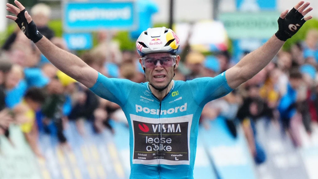 Drie op rij voor Van Aert: ook zege in hectische koninginnenrit Ronde van Denemarken