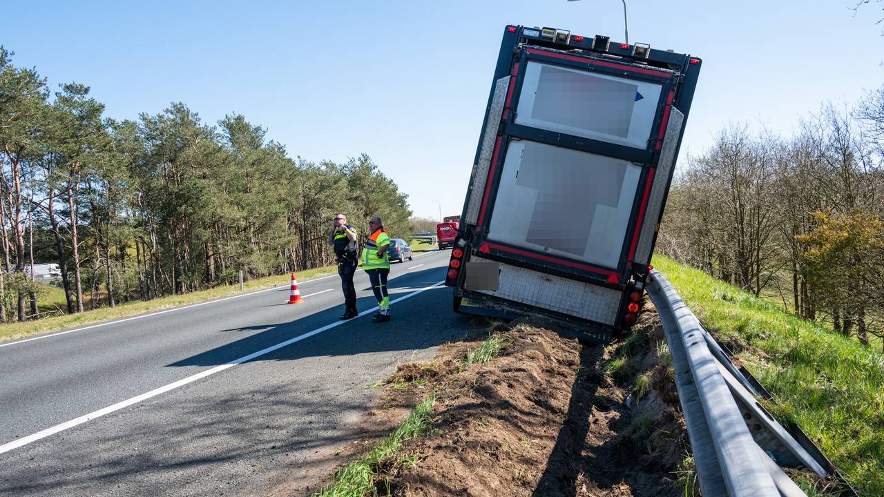 Vrachtwagen vol varkens schuin in de berm op A16 bij Galder