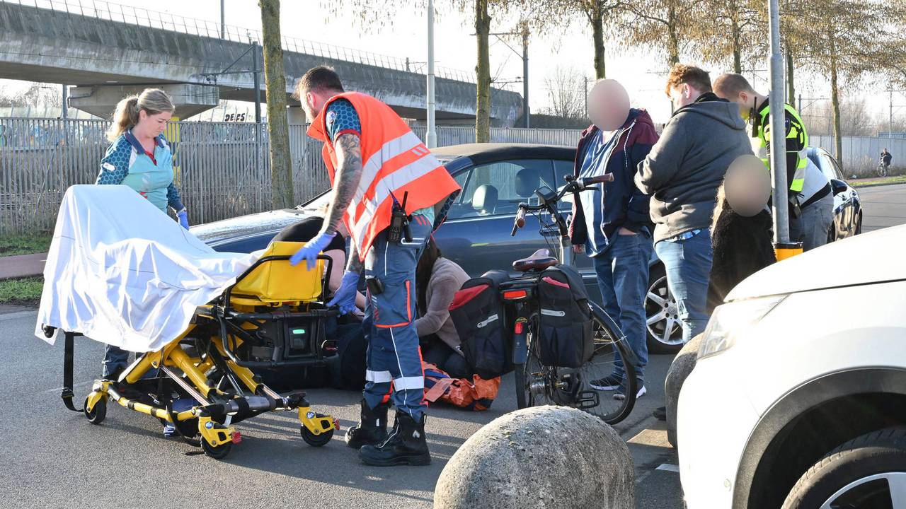 Vrouw botst met auto en moet naar het ziekenhuis