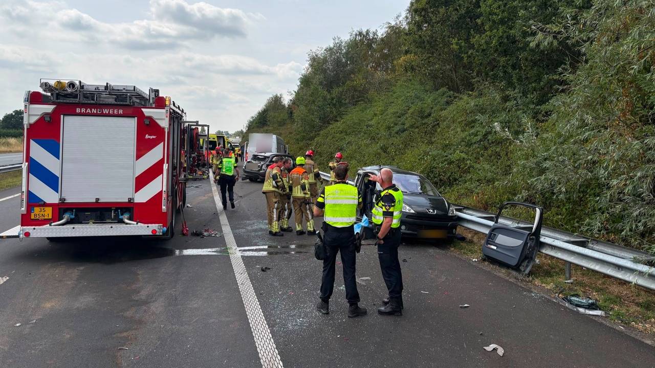 Vijf auto's botsen op A4, traumahelikopter landt op snelweg