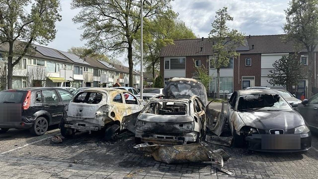 Brand verwoest auto's in Tilburg: 'We hoorden eerst geschreeuw op straat'