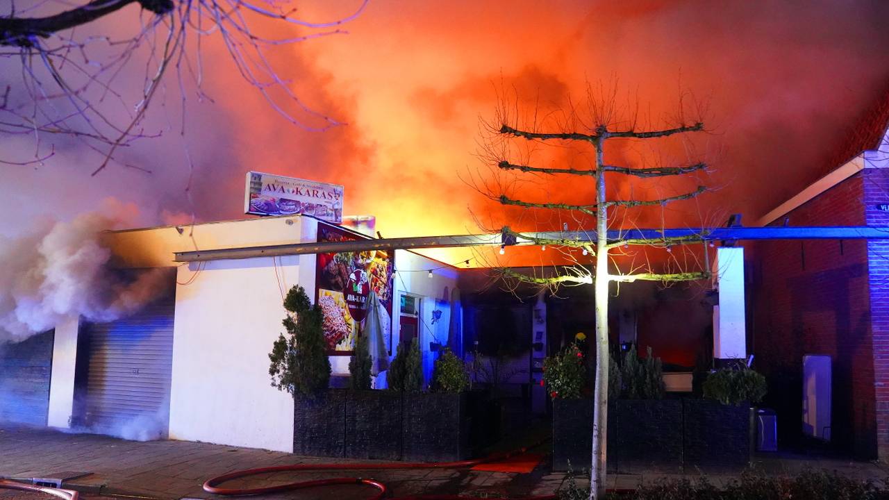 Zeer grote brand in shoarmatent Vught, huizen in de buurt ontruimd