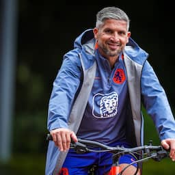 Feyenoord haalt Bakkati terug als assistent van trainer Van Persie