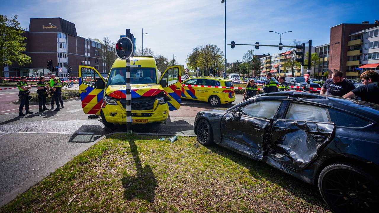 Ambulance botst met hoge snelheid op auto, meerdere gewonden