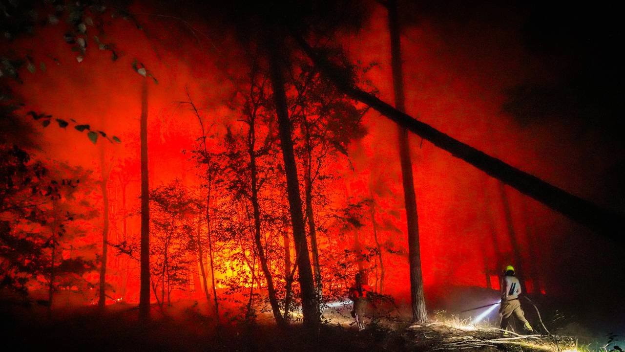 Grote natuurbrand op grens met Limburg breidt uit: 100 hectare verwoest