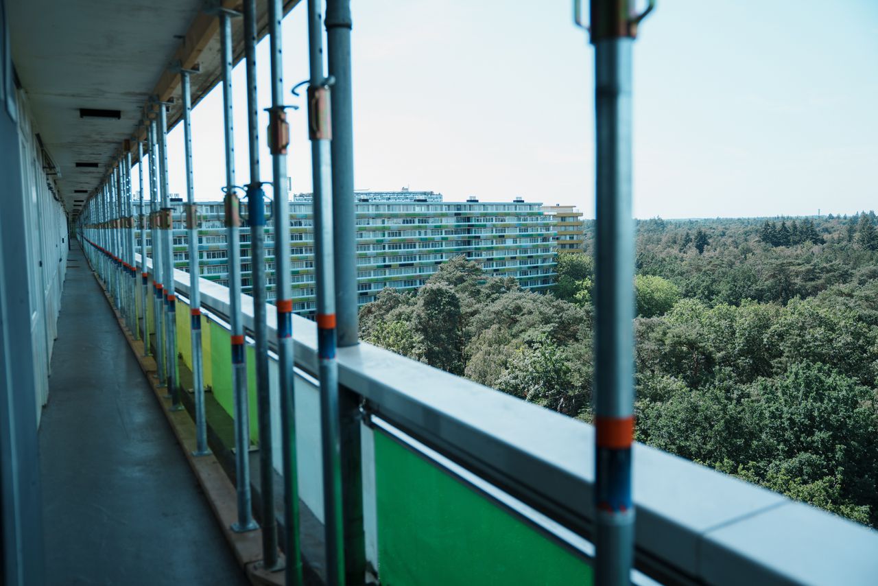 In de grootste flat van Nederland wonen huurders tussen 25.000 stutpalen aan scheve galerijen en aflopende balkons. Toch moeten ze straks meer huur betalen