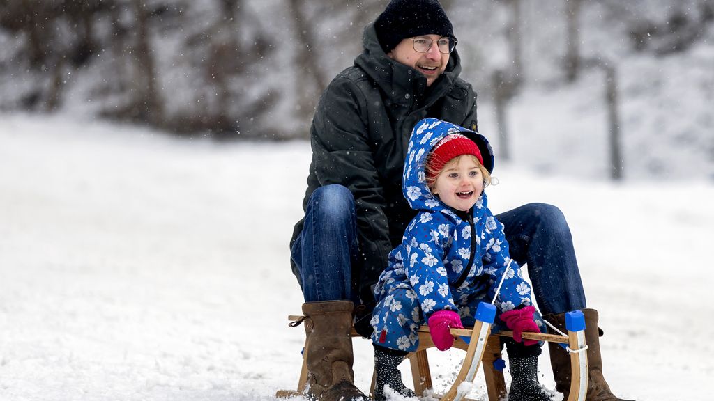 Veel sneeuw en harde wind verwacht in Noord-Nederland, elders regen